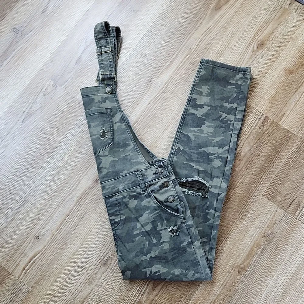 🔹️Vanilla Star Green Camouflage Distressed Leg Denim Overalls Small
